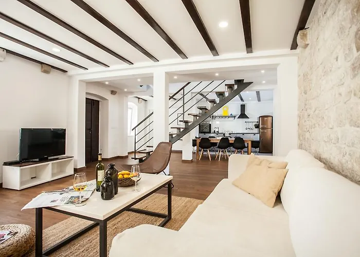 Tinel Longo, Holiday Home For Up To 8, City Center, Bbq, Terrace